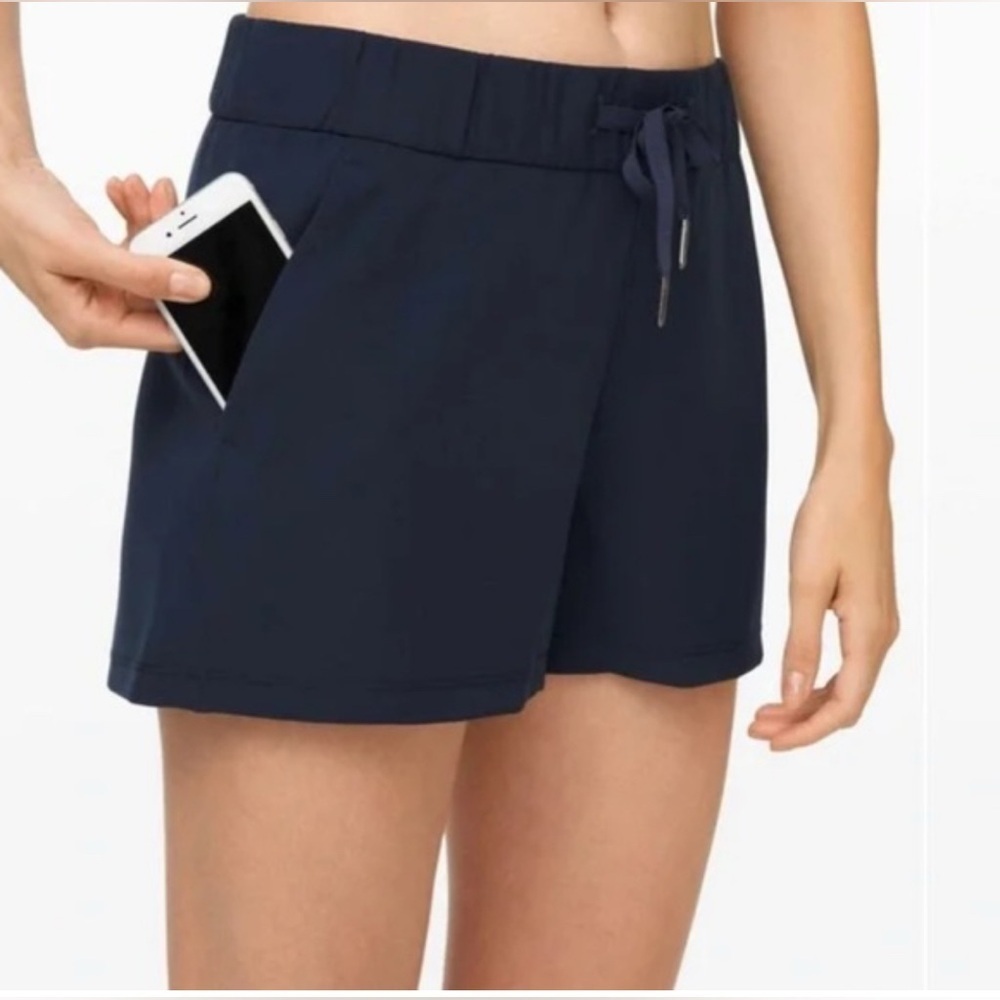 Lululemon On the Fly Shorts Womens 4 Navy Mid Rise Lightweight Athletic Lounge